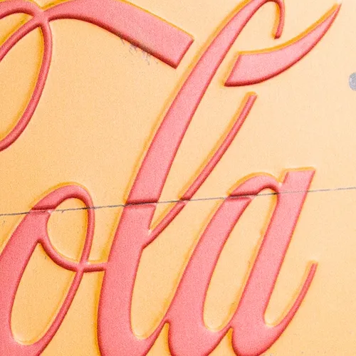 Nostalgic-Art Blechdose Coca-Cola, Flach - Prägung im Detail