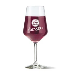 Weinglas mit Spruch „Je älter desto besser“