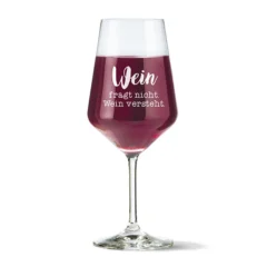 Weinglas mit Spruch „Wein fragt nicht. Wein versteht.“