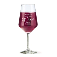 Weinglas mit Spruch „Man muss auch mal Wein sagen können“
