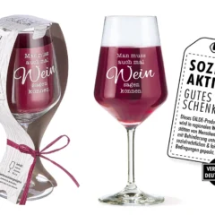 Weinglas mit Spruch „Man muss auch mal Wein sagen können“